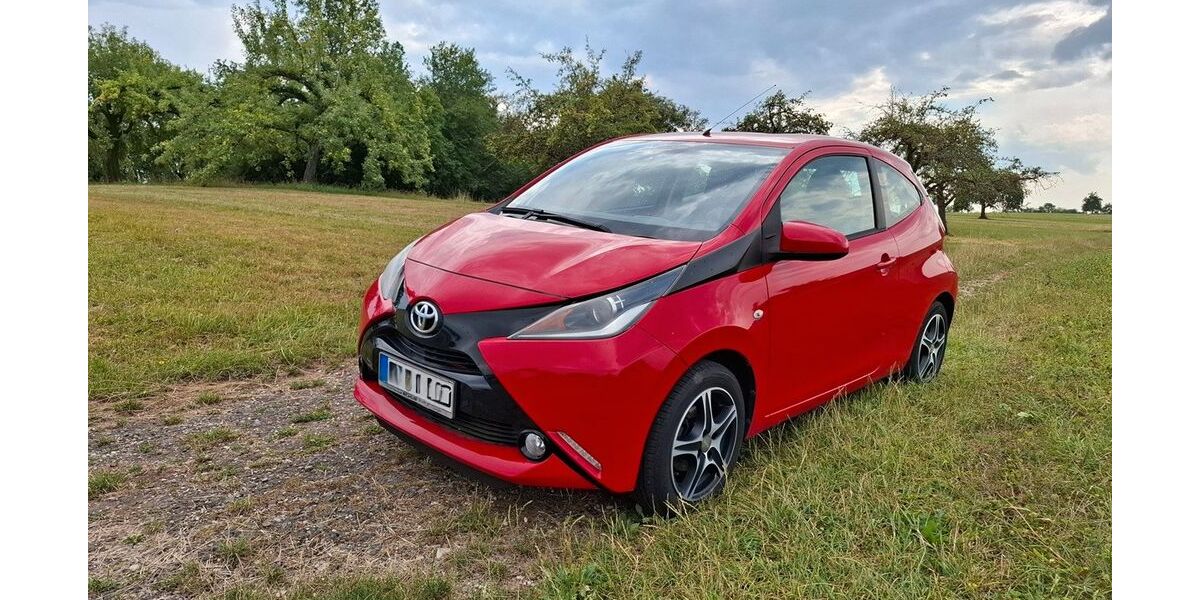 Toyota Aygo (X) 51.000 km 8.190 &euro; Wäschenbeuren 73116