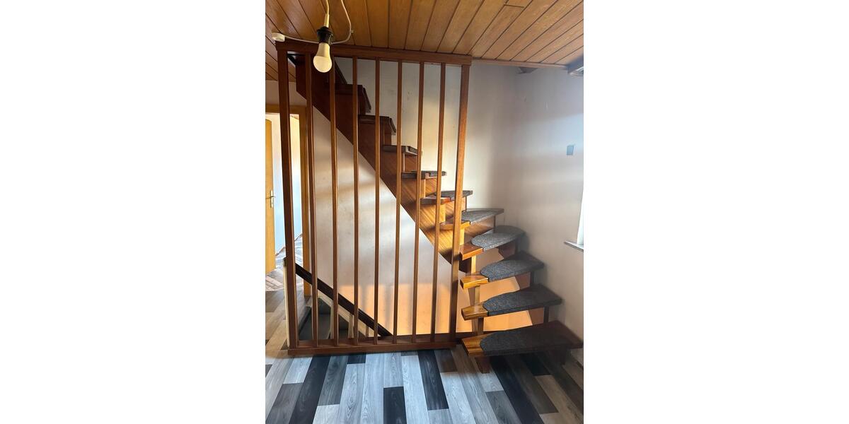 Einfamilienhaus mit 2 Garagen und großem Garten in Struthütten 6 zimmer