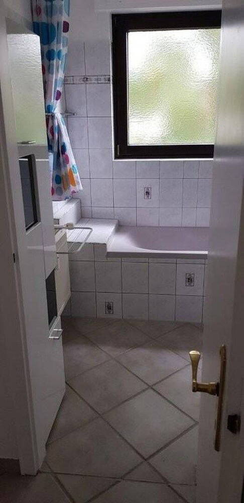 sofort Einzugsbereit, kpl. renovierte 3 Zimmerwohung im 1. OG, ohne Maklerkosten