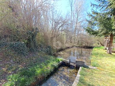 VIEL PLATZ MIT BACHLAUF UND EIGENEM WEIHER