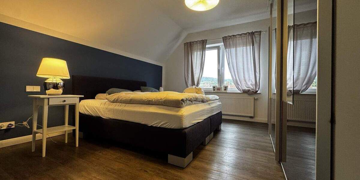 In Toplage - Saniertes großes Zweifamilienhaus mit parkähnlichem Garten und Platz für Ihre Autos... 8 zimmer