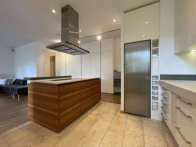 Moderne hochwertige Fünf-Zimmer-Wohnung mit Balkon