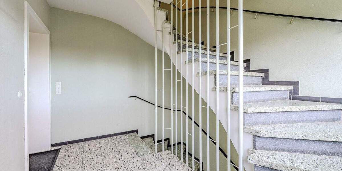 Attraktives Zweifamilienhaus mit ausgebautem DG, großem Grundstück und Entwicklungspotenzial 8 zimmer