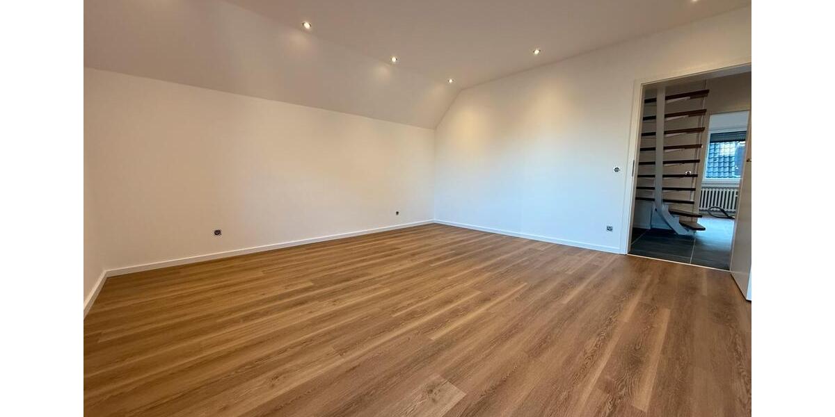 Dachgeschoßwohnung Grefrath - 4 Zimmer, 120 m&sup2;, 1.200&euro; | Angebot:25365398