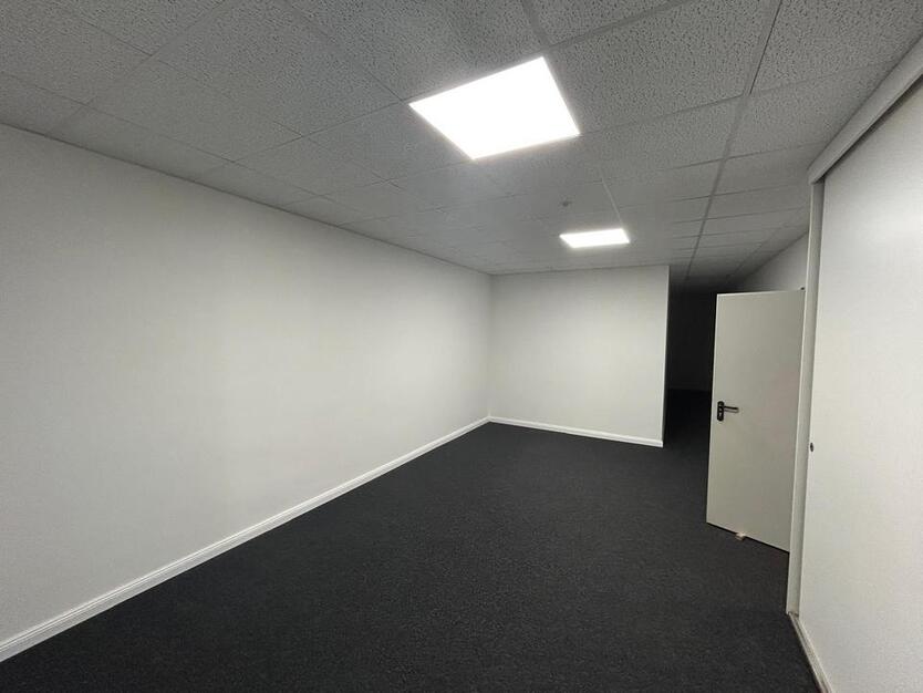 Modernisiertes Büro mit Lagerhalle in Kirchlengern