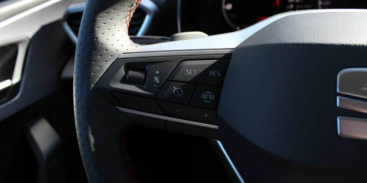 Seat Leon FR 1,4 e-HYBRID NAVI/18Zoll/LED/Kamera 74.562 km 21.900 &euro; Höchstenbach 57629