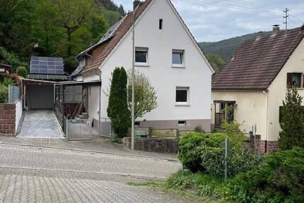 Attraktives Einfamilienhaus mit kleinem Hof & Garten