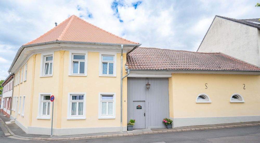 Denkmalgeschützes Hofanwesen - derzeit in sechs Einheiten aufgeteilt - mit vielen Optionen 8 zimmer