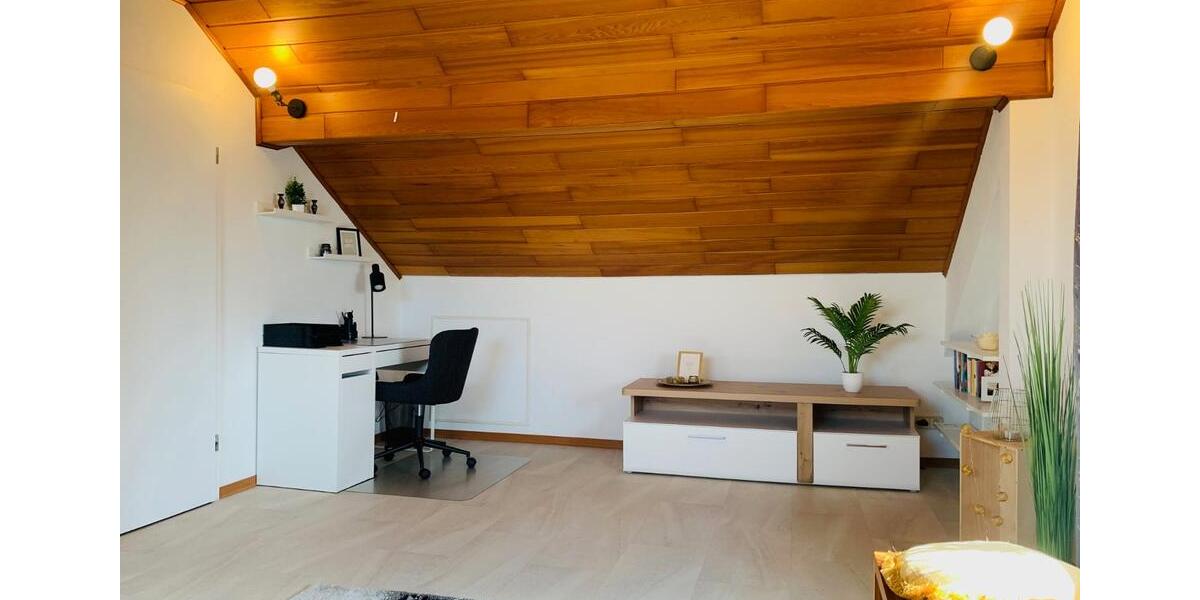 Renovierte und voll möblierte DG-Wohnung für Single-Person zimmer