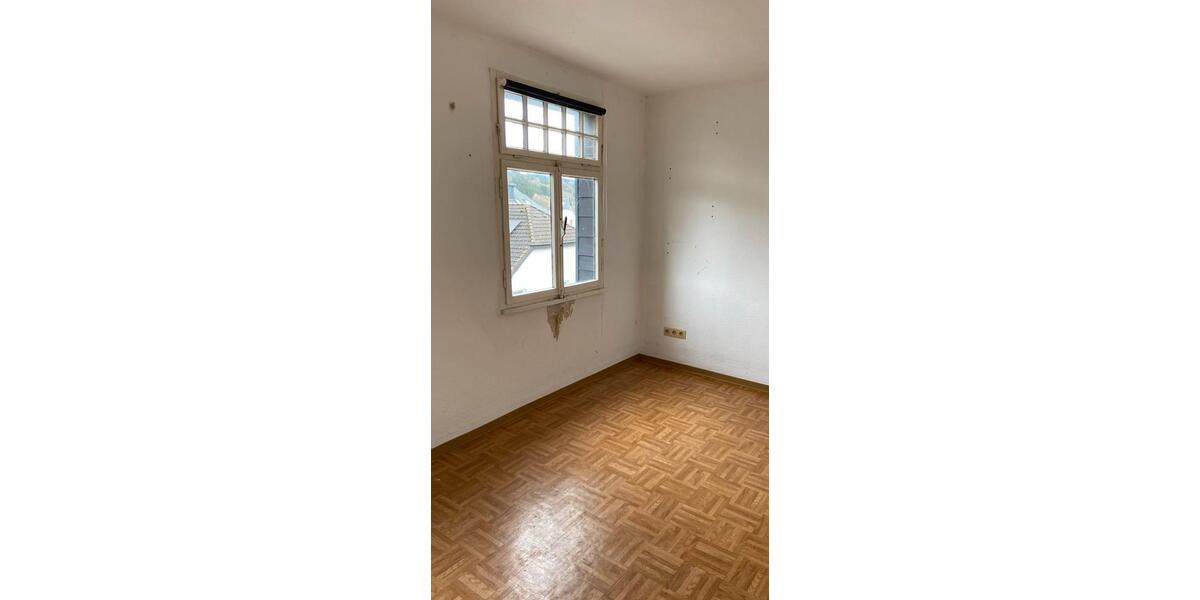 Villa Adenau - 7 Zimmer, 150 m&sup2;, 1.000&euro; | Angebot:26042213