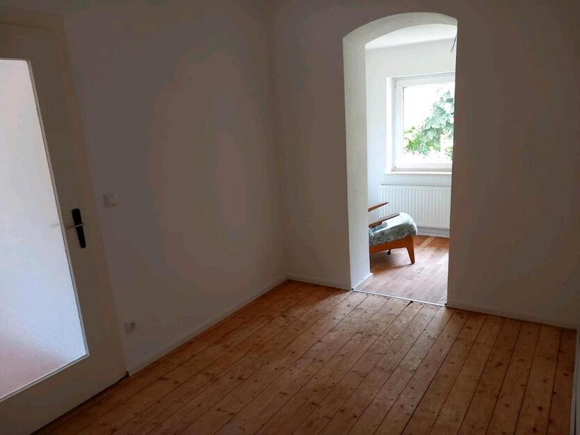 Freistehender Altbau mit Innenhof und Garten