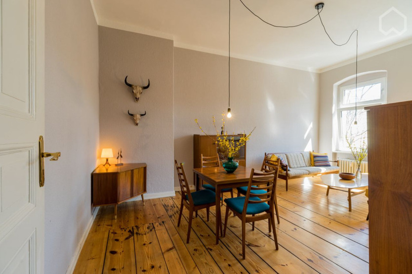 Bezugsfrei! 2-Zi-Altbau mit Dielen & Möblierung 58qm