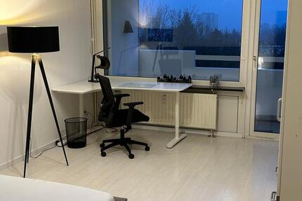 möbliertes 20 qm Zimmer in 3er WG -eigener Balkon, super Anbindug