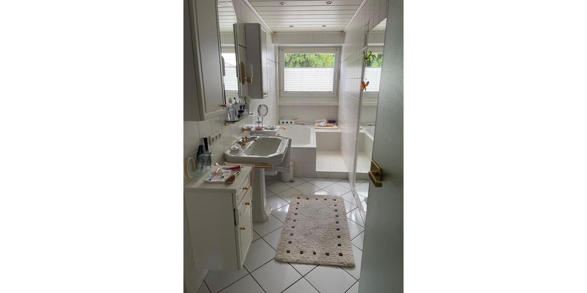 Erdgeschoßwohnung Viersen Hülsdonk - 6 Zimmer, 200 m&sup2;, 2.500&euro; | Angebot:26670858