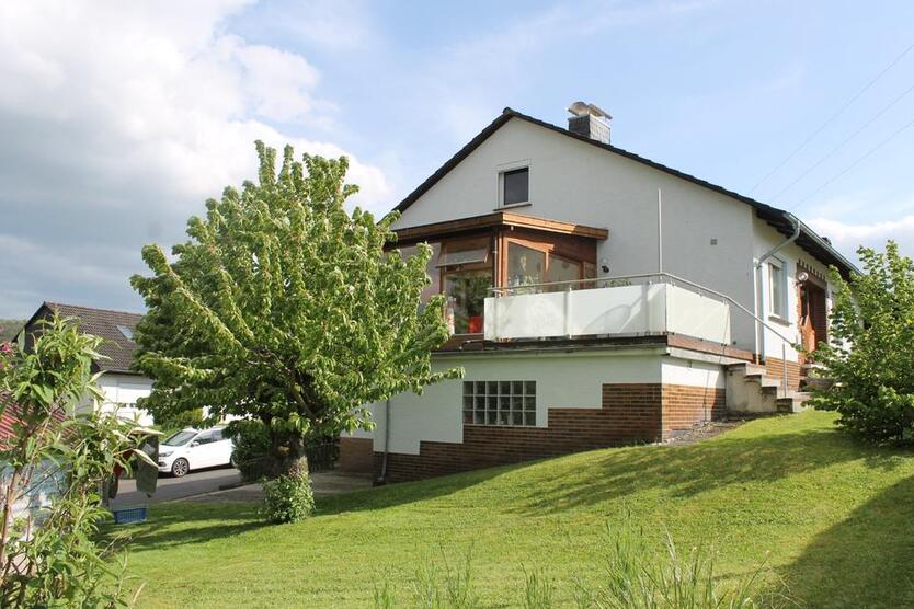 Freistehendes großes Einfamilienhaus + ElW