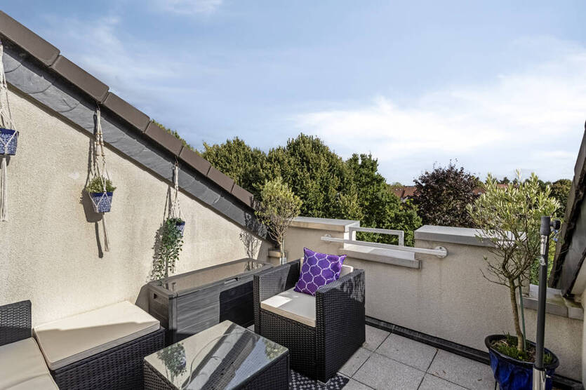 *** Lichtdurchflutete Dachgeschoßwohnung mit zwei sonnigen Dachterrassen in Top-Lage ***