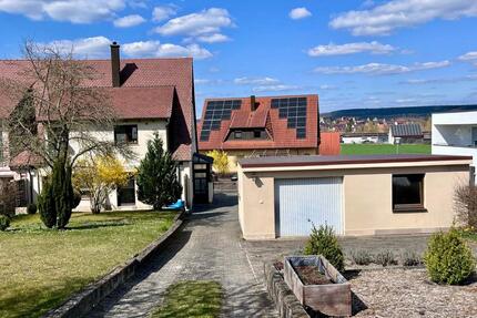 Gepflegtes 2-Familien-Haus mit großem Grundstück zu verkaufen