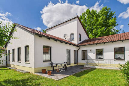 Großzügiger Winkelbungalow mit EinliegerWohnung in bester Lage - viel Privatsphäre und sofort bezugsfrei