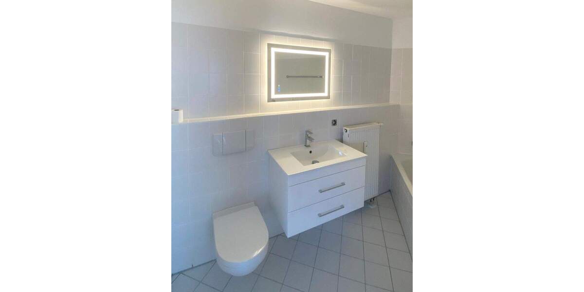 Top- modernisierte Dachgeschosswohnung mit zwei Balkonen und Tiefgaragenstellplatz 2 zimmer