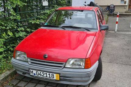 Opel Kadett 60.600 km 3.200 &euro; München 81671