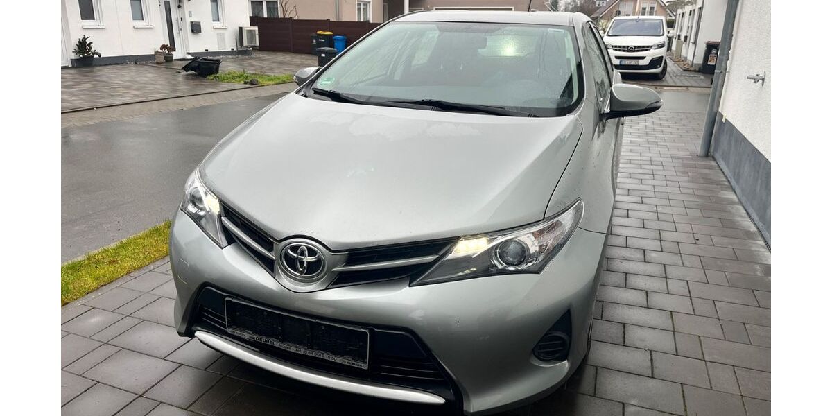 Toyota Auris 128.543 km 7.200 &euro; Wetzlar 35578
