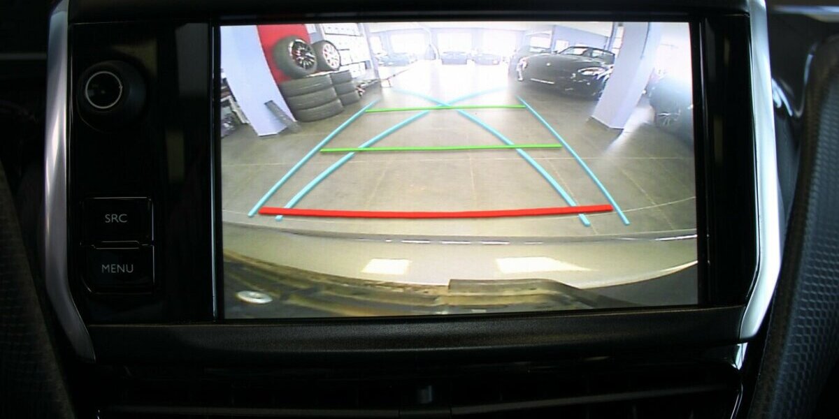 Peugeot 208 PureTech 110 Allure - Panorama - 84.341 km 8.980 &euro; Euskirchen 53881