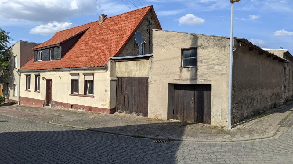 Einfamilienhaus mit viel Potential + Nebengelass und Werkhalle