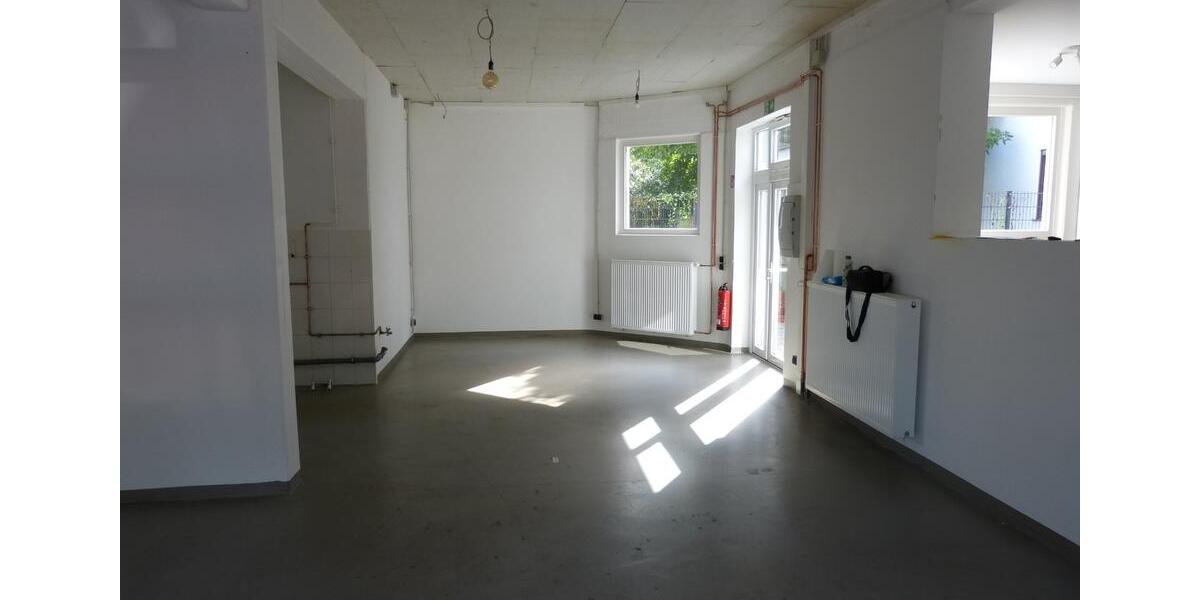 Gewerbehalle mit Büro, Garagen und Sozialräumen 170 qm zimmer