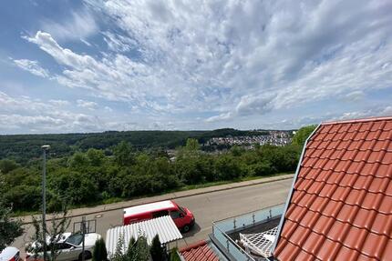 Exklusive 4,5 Zimmer -Dachgeschoßwohnung mit 2x Balkone & Garagenstellplatz in Top-Lage von Blaustein-Ehrenstein