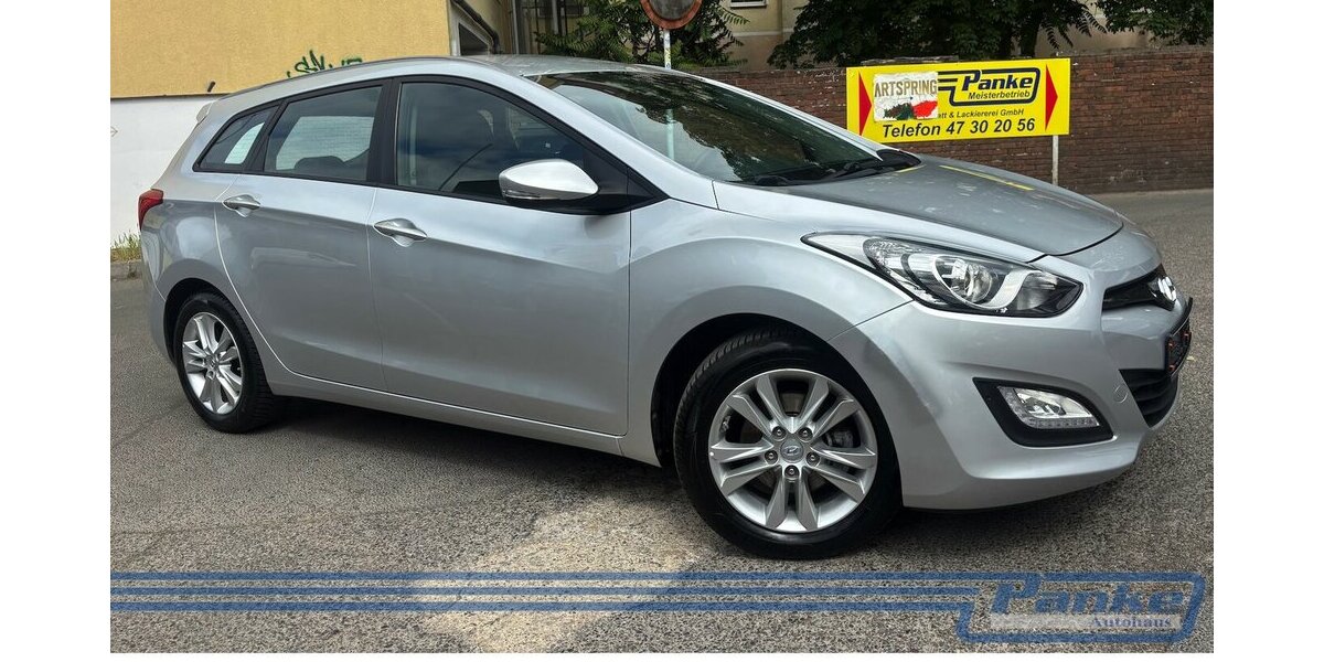 Hyundai i30 FIFA World Cup Edition*NAV*SHZ*StandH*R-CAM* 49.964 km 9.990 &euro; Berlin 13187