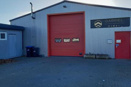 Moderne Gewerbehalle mit Stellplätzen, Büro und Küche zimmer