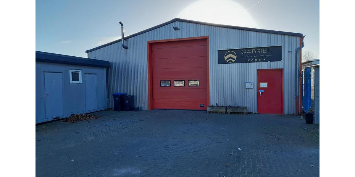 Moderne Gewerbehalle mit Stellplätzen, Büro und Küche zimmer