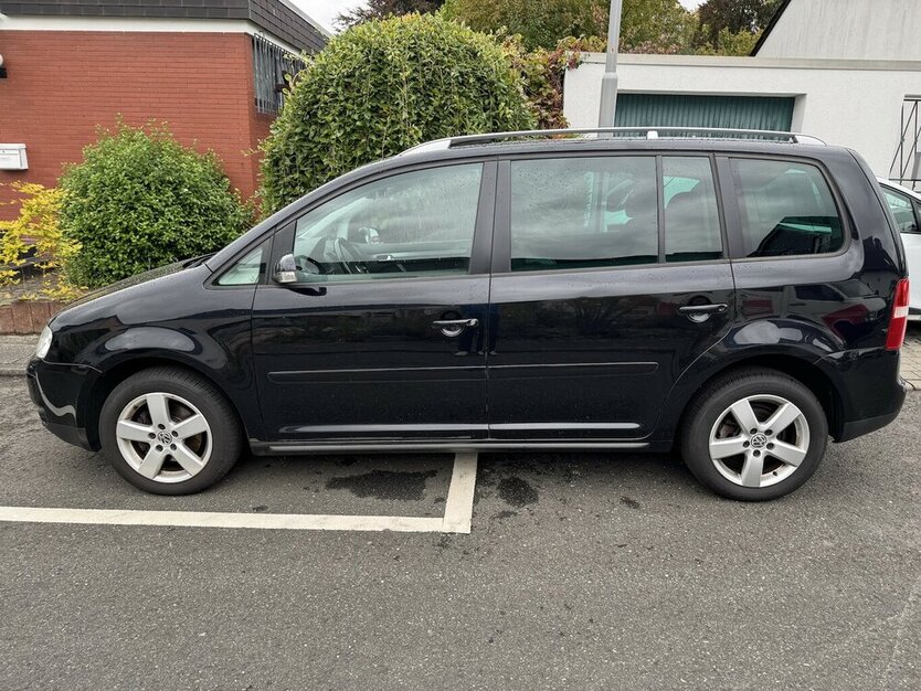 VW Touran 1.6 FSI Highline 7 Sitze SR+WR eGSD DSG ? 213.000 km 1.300 € Erftstadt 50374