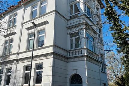 Moderner, heller Büroraum in schönem Altbau