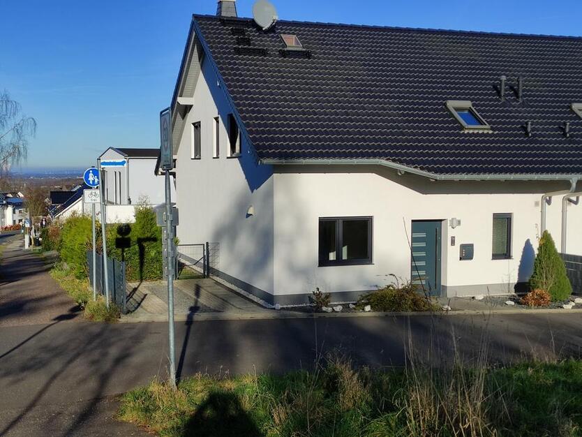 Günstige, neuwertige 4-Zimmer-Doppelhaushälfte