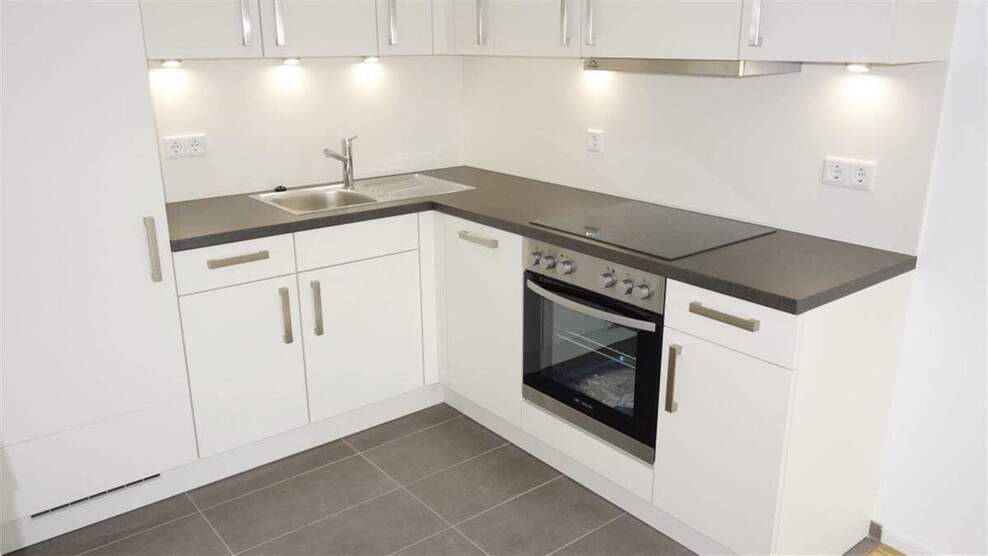 2 Zimmer Whg. Eignet sich für eine Einzelperson! Balkon, EBK, Parkett + Fußbodenheizung. 2 zimmer