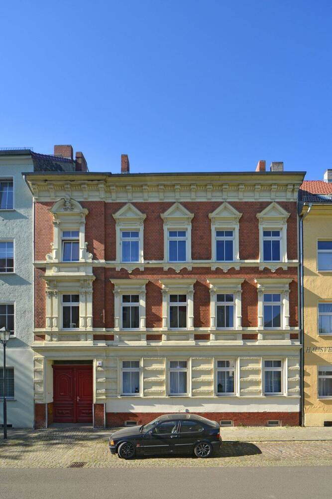 Attraktives Mehrfamilienhaus mit Vorder- und Hinterhaus (1905 + 1997), 12 Wohnungen - Brandenburg an der Havel