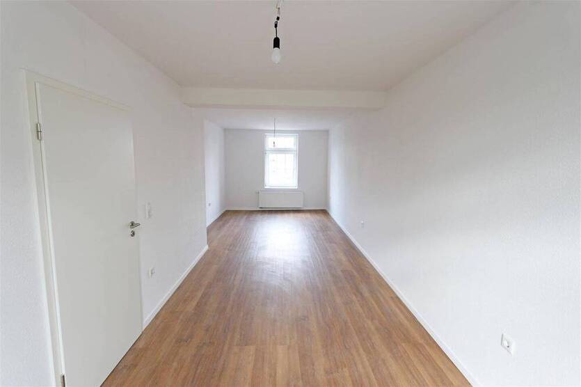Große 2 Zimmerwohnung komplett renoviert