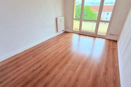 **Besichtigung: Mo.,15.12.25 um 19:00 Uhr** Schöne Balkonwohnung im Komponistenviertel! 3 zimmer