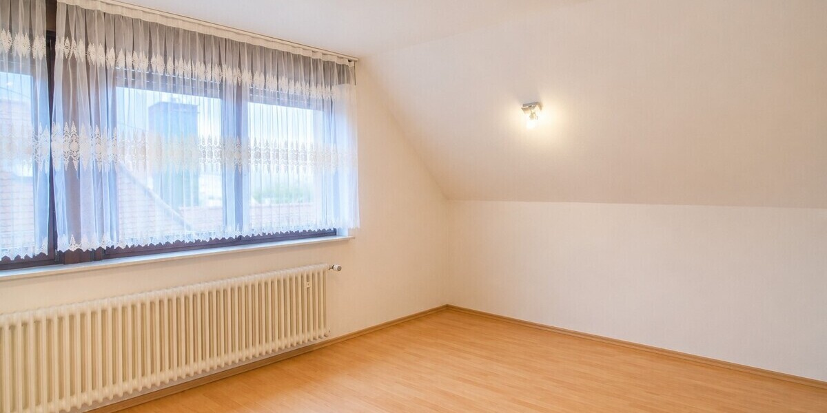 Ihr Deal: 3 Häuschen, 3 Garagen, bis zu 5 WE, davon nur 2 vermietet. HEIZUNG IST NEU! - Mehrfamilienhaus, Wohnhaus Schmitten | Angebot:26781264
