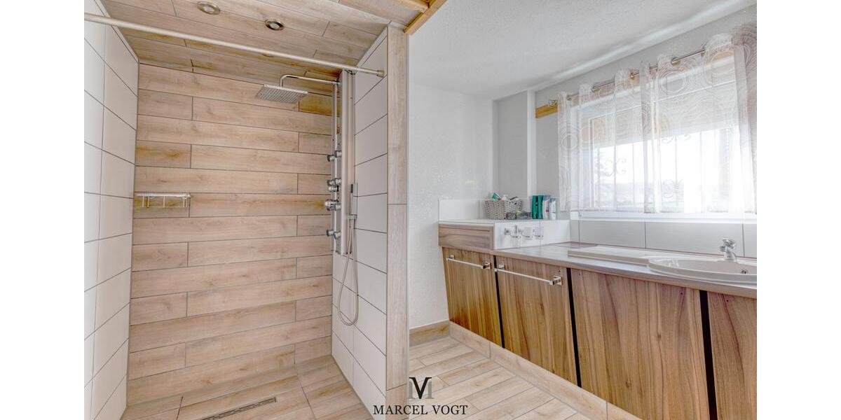 Großes Familienhaus mit Premium-Ausstattung und Vermietungsoption 8.5 zimmer