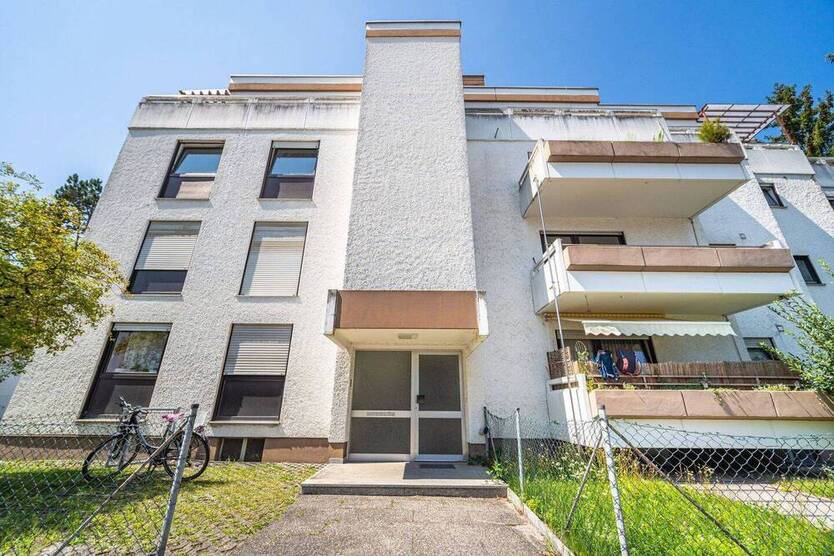 Großzügige und sehr gepflegte 4-Zimmer-Wohnung mit 2 Balkonen und Einbauküche.