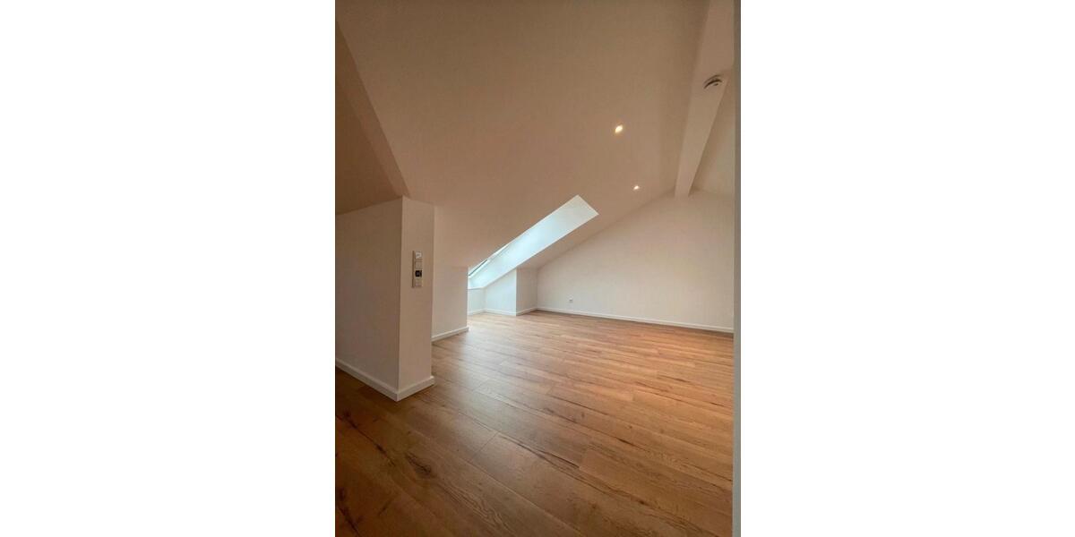 2,5-Zimmer Dachgeschosswohnung mit Gartenanteil in gehobenem Stil 2.5 zimmer