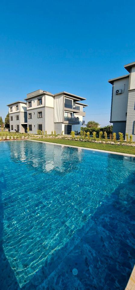 Schlüsselfertige Wohnung mit Pool, Garten & Vollmöblierung