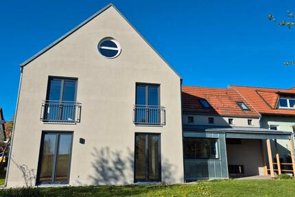 Haus Vohenstrauß - 7 Zimmer, 220 m&sup2;, 1.800&euro; | Angebot:26408409