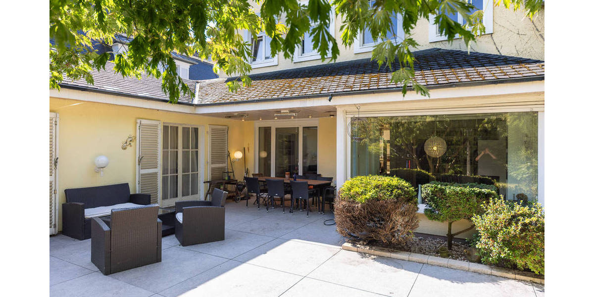 Besondere Liegenschaft in Bestlage von Lövenich mit zusätzlichem Baufeld, 6 Schlafzimmer 8 zimmer