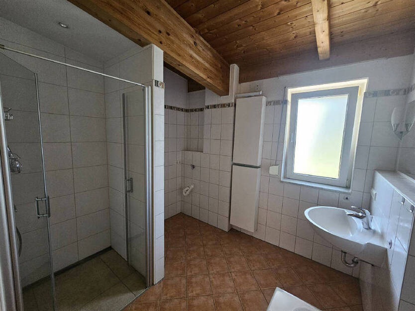 Ideal für Paar! 5 Zimmer Wohnung im ersten OG mit Balkon