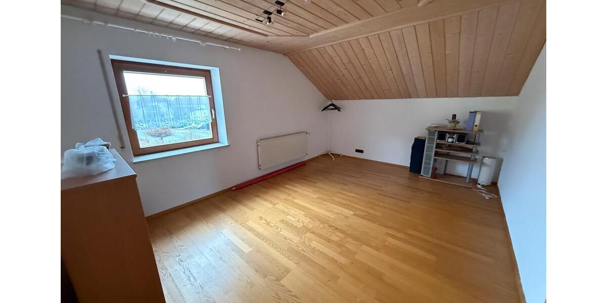 Dachgeschoßwohnung Wenzenbach - 3 Zimmer, 131 m&sup2;, 950&euro; | Angebot:24840053