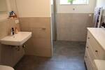 NEUWERTIGE 3. Zi. Erdgeschoßwohnung MIT PRIVATGARTEN, TERRASSE 34 qm UND STELLPLATZ