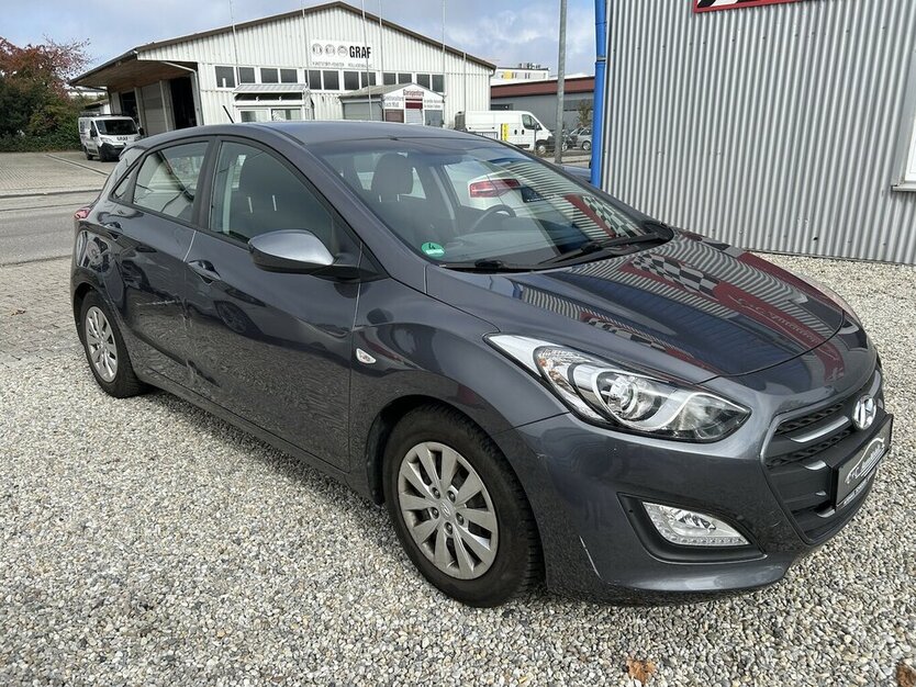Hyundai i30 blue Classic 1.4i 1.Hand Klima Euro6 29.300 km 5.990 € Altdorf 84032